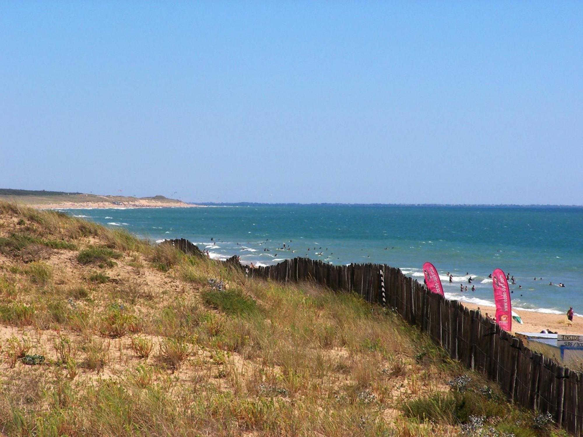 Camping Le Clos Des Pins Longeville-sur-Mer Exteriör bild
