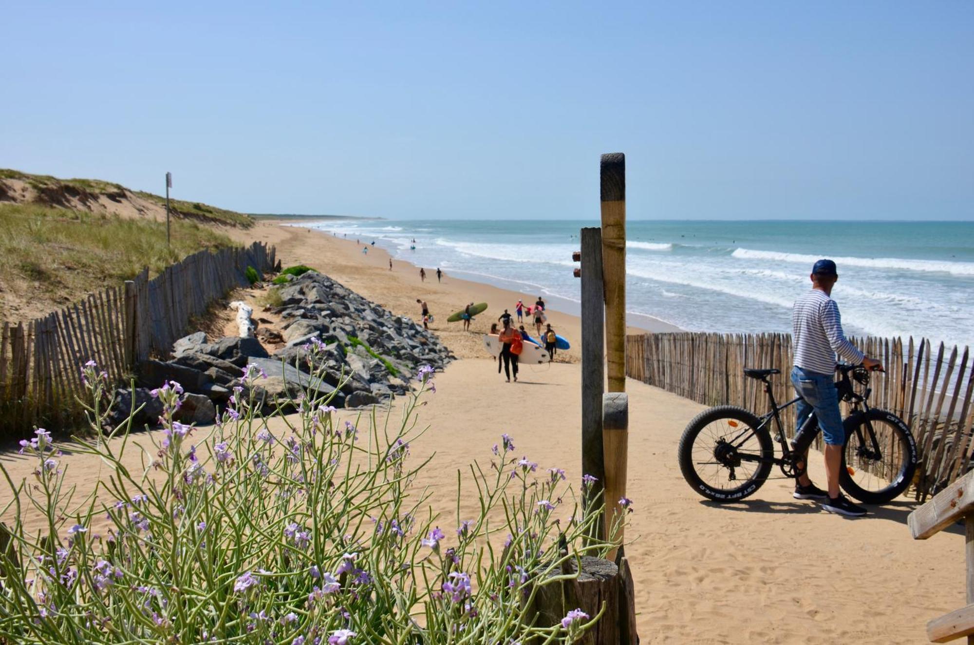 Camping Le Clos Des Pins Longeville-sur-Mer Exteriör bild