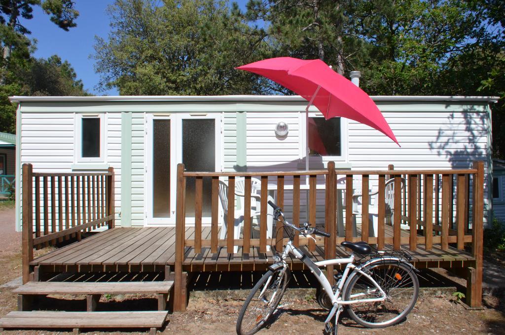 Camping Le Clos Des Pins Longeville-sur-Mer Exteriör bild