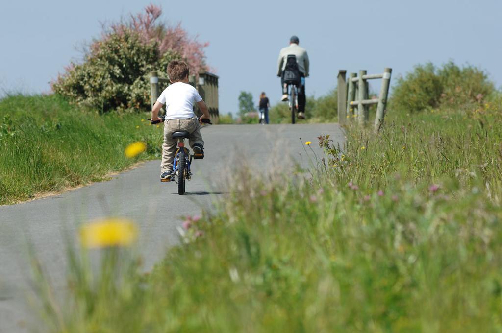 Camping Le Clos Des Pins Longeville-sur-Mer Exteriör bild