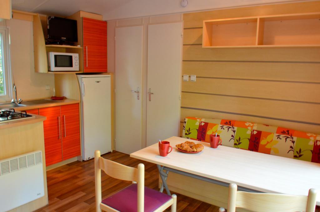 Camping Le Clos Des Pins Longeville-sur-Mer Exteriör bild