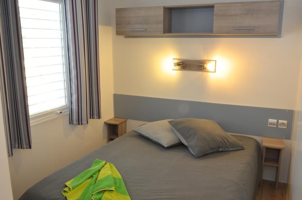 Camping Le Clos Des Pins Longeville-sur-Mer Exteriör bild